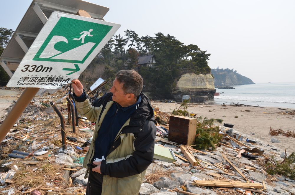 26-Die-sendeling-vakansieoord-by-Takayama-se-tsunami-waarskuwings-bord-is-verwring