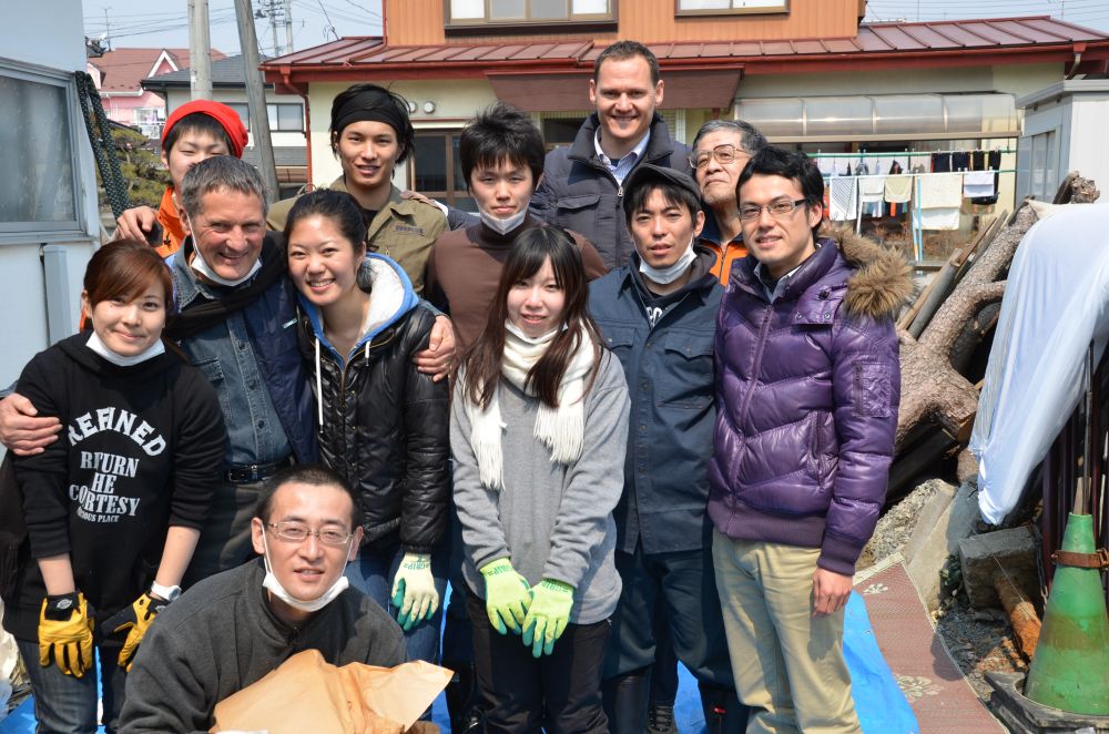 32-n-Groep-RCJ-vrywilligers-het-kom-help-met-opruimwerk-by-Ishinomaki