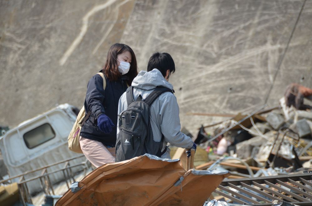 36-Soos-vele-ander-opsoek-na-oorblyfsels-van-n-vorige-lewe-tussen-die-rommel