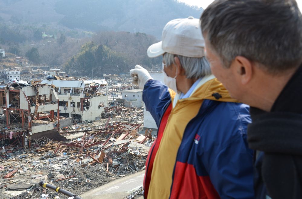 40-Mnr.-Kimura-wys-na-sy-motor-op-die-3e-vloer-van-n-gebou-hy-het-ternouerdood-ontsnap-voor-die-vloedwaters